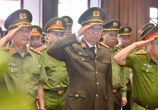 Bộ trưởng Phan Văn Giang, Bộ trưởng Tô Lâm dâng hương tưởng niệm các anh hùng liệt sĩ- Ảnh 9.