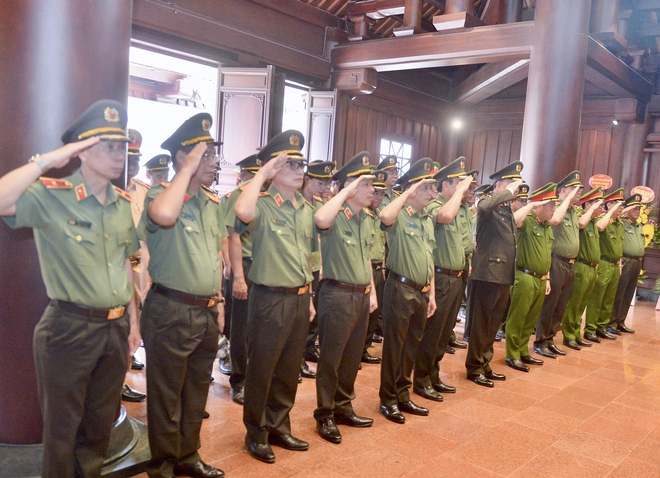 Bộ trưởng Phan Văn Giang, Bộ trưởng Tô Lâm dâng hương tưởng niệm các anh hùng liệt sĩ- Ảnh 10.