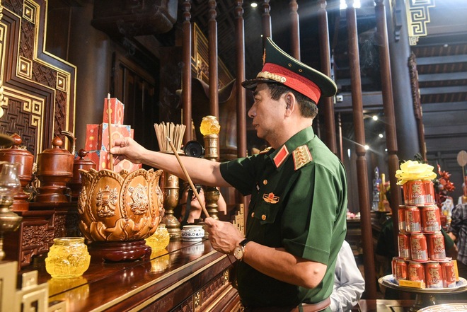 Bộ trưởng Phan Văn Giang, Bộ trưởng Tô Lâm dâng hương tưởng niệm các anh hùng liệt sĩ- Ảnh 1.