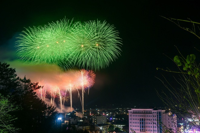 Pháo hoa rực sáng chào mừng kỷ niệm 70 năm chiến thắng Điện Biên Phủ- Ảnh 3.