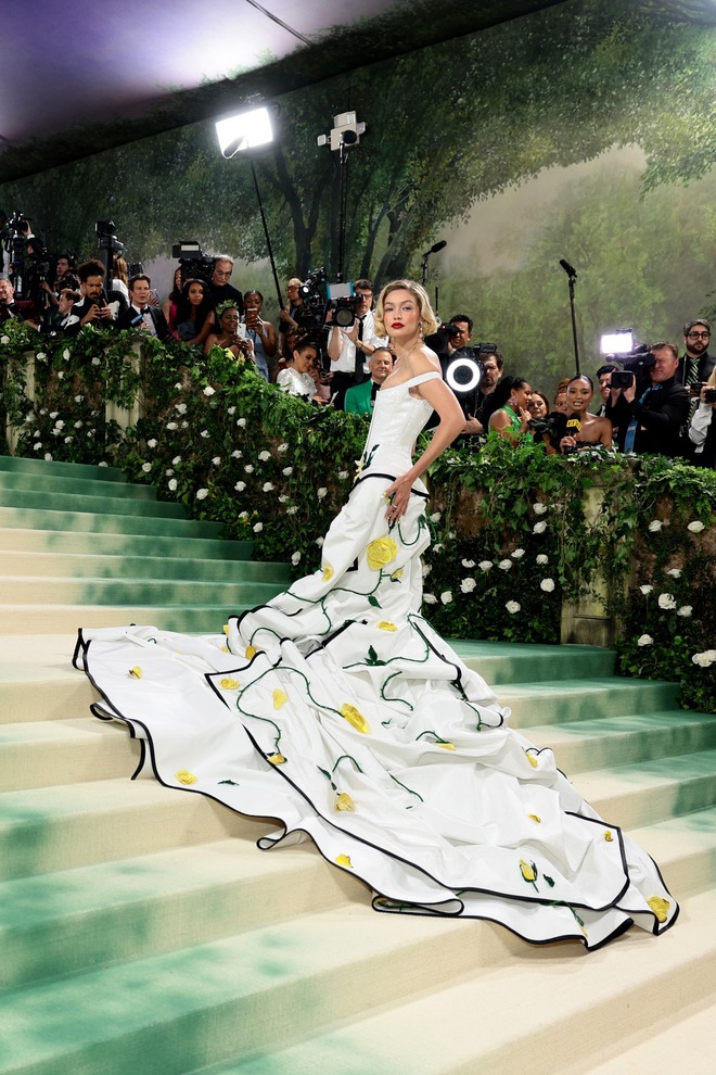 'Điểm danh' những mẫu váy không đụng hàng của loạt ngôi sao tại Met Gala 2024- Ảnh 8. 'Điểm danh' những mẫu váy không đụng hàng của loạt ngôi sao tại Met Gala 2024- Ảnh 8.