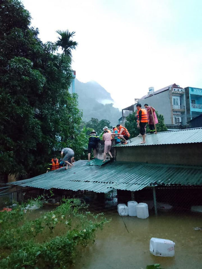 Lũ sông Lô vượt báo động 3, TP.Hà Giang 'chìm' trong biển nước- Ảnh 8.