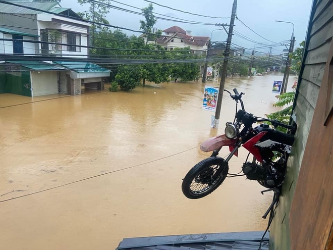 Lũ sông Lô vượt báo động 3, TP.Hà Giang 'chìm' trong biển nước- Ảnh 7.