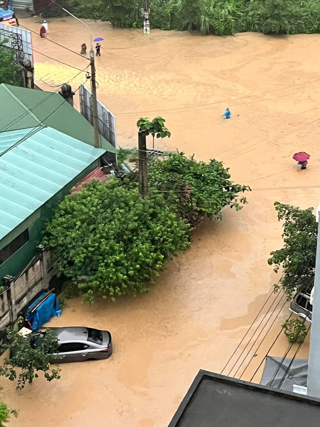 Lũ sông Lô vượt báo động 3, TP.Hà Giang 'chìm' trong biển nước- Ảnh 6.