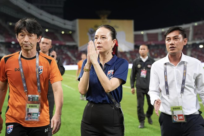 Cầu thủ Thái Lan khóc nức nở sau khi bị loại nghiệt ngã, Madam Pang thất thần- Ảnh 8.
