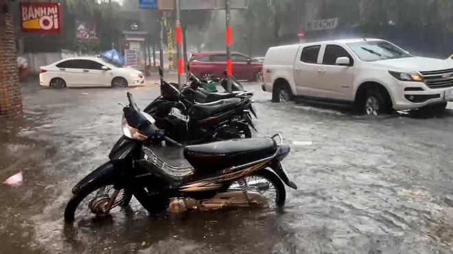 Trung tâm TP.HCM mênh mông nước trong mưa lớn- Ảnh 3.