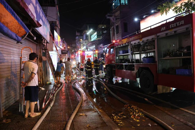 Cháy lớn ở ngôi nhà 6 tầng ở Hà Nội, nghi có người mắc kẹt- Ảnh 6.