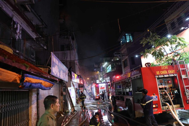Cháy lớn ở ngôi nhà 6 tầng ở Hà Nội, nghi có người mắc kẹt- Ảnh 5.