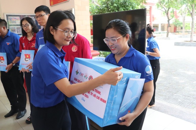 Chị Nguyễn Phạm Duy Trang thăm, tặng quà các em thiếu nhi tại lớp học tình thương- Ảnh 9.
