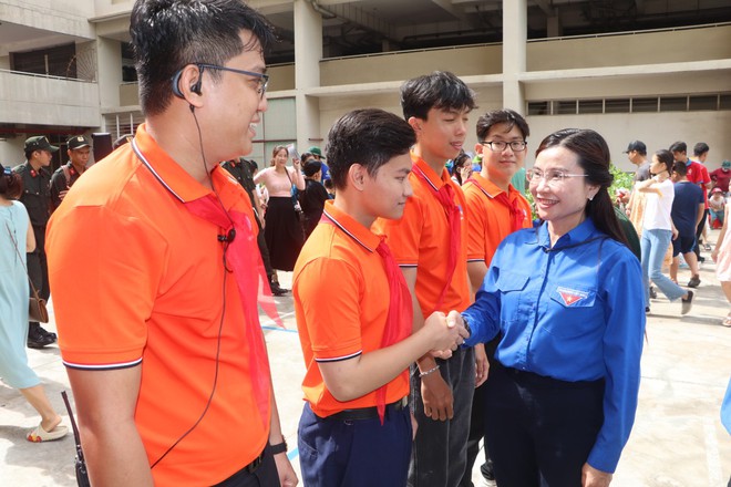 Chị Nguyễn Phạm Duy Trang thăm, tặng quà các em thiếu nhi tại lớp học tình thương- Ảnh 5.