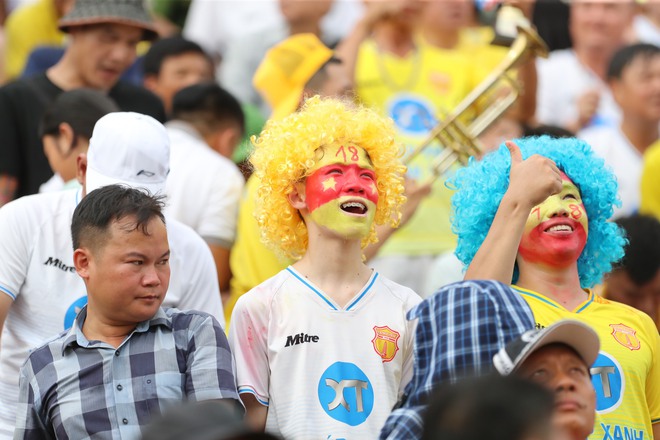 Thiên Trường 'mở hội', CLB Nam Định sớm giành chức vô địch V-League: Vui sao nước mắt lại trào!- Ảnh 2.