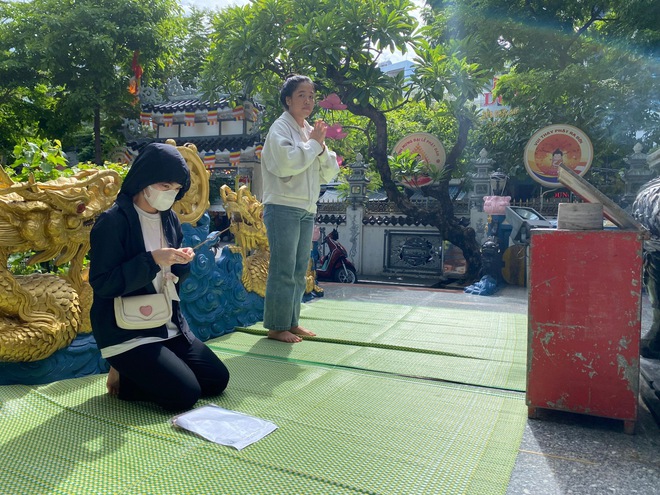 Thi tốt nghiệp THPT: Sĩ tử đội nắng lên chùa Linh Ứng ở Đà Nẵng cầu may- Ảnh 10.