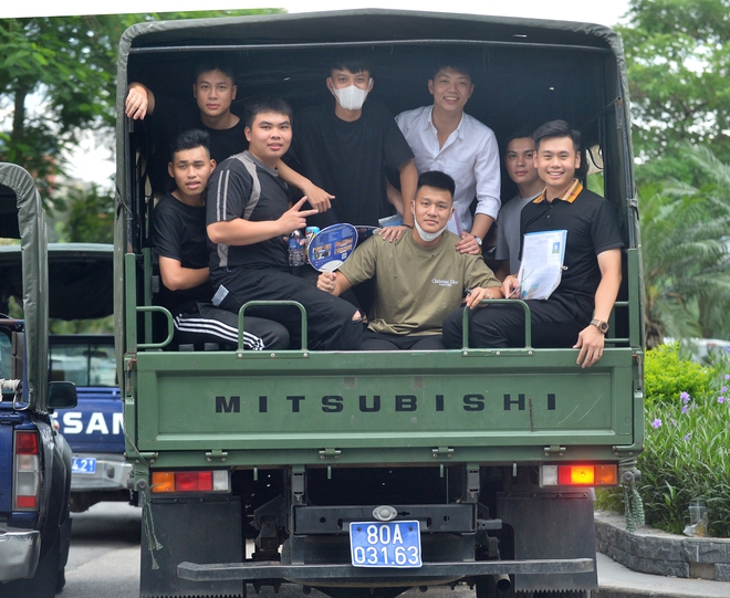 Những thí sinh Hà Nội được xe chuyên dụng 'hộ tống' đi thi tốt nghiệp 2024- Ảnh 6.