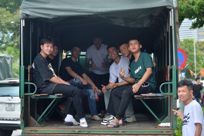 Những thí sinh Hà Nội được xe chuyên dụng 'hộ tống' đi thi tốt nghiệp 2024- Ảnh 7.