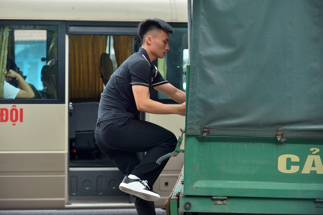 Những thí sinh Hà Nội được xe chuyên dụng 'hộ tống' đi thi tốt nghiệp 2024- Ảnh 8.