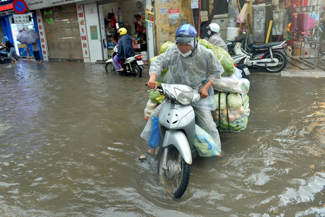 Hà Nội chìm trong 'biển nước', xe chết máy la liệt- Ảnh 9.