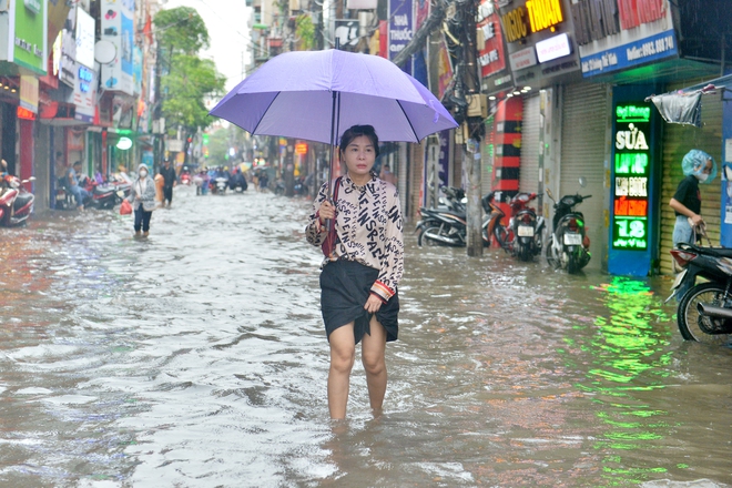 Hà Nội chìm trong 'biển nước', xe chết máy la liệt- Ảnh 8.