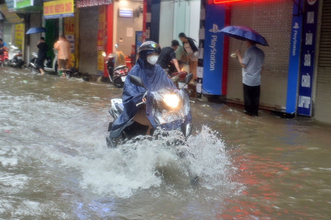 Hà Nội chìm trong 'biển nước', xe chết máy la liệt- Ảnh 10.