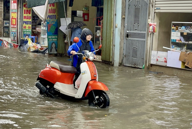 Hà Nội chìm trong 'biển nước', xe chết máy la liệt- Ảnh 14.