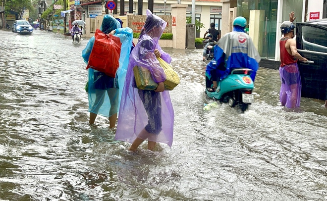 Hà Nội chìm trong 'biển nước', xe chết máy la liệt- Ảnh 13.