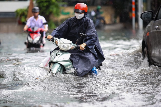 Nước ngập hơn nửa mét ở phố 'nhà giàu' Thảo Điền sau mưa: Tây, ta cùng lội nước - Ảnh 10.