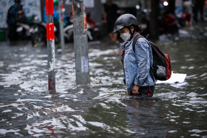 Nước ngập hơn nửa mét ở phố 'nhà giàu' Thảo Điền sau mưa: Tây, ta cùng lội nước - Ảnh 12.