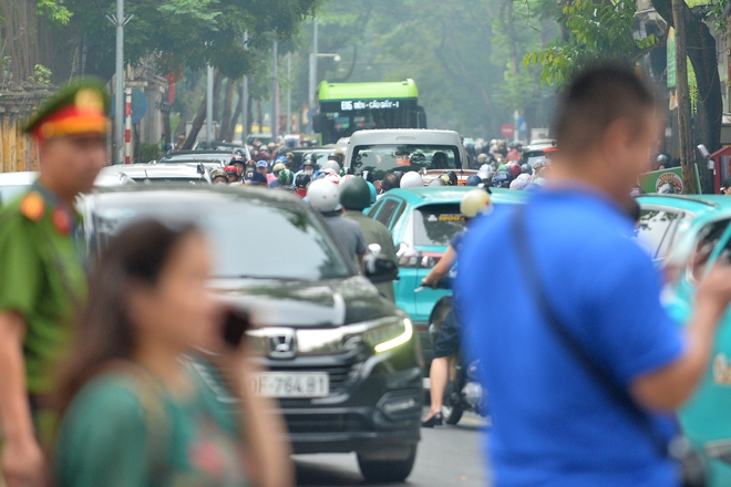 100.000 học sinh Hà Nội làm thủ tục thi vào 10: Nhiều thí sinh quên mang CCCD- Ảnh 14.