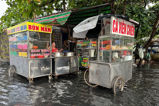 TP.HCM mưa trắng trời: Đường ngập lênh láng, có nơi nước đen ngòm bốc mùi- Ảnh 5.