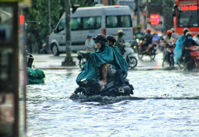 TP.HCM mưa trắng trời: Đường ngập lênh láng, có nơi nước đen ngòm bốc mùi- Ảnh 10.