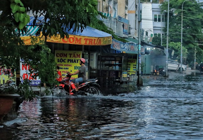 TP.HCM mưa trắng trời: Đường ngập lênh láng, có nơi nước đen ngòm bốc mùi- Ảnh 9.