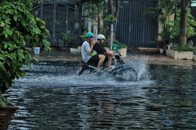 TP.HCM mưa trắng trời: Đường ngập lênh láng, có nơi nước đen ngòm bốc mùi- Ảnh 8.