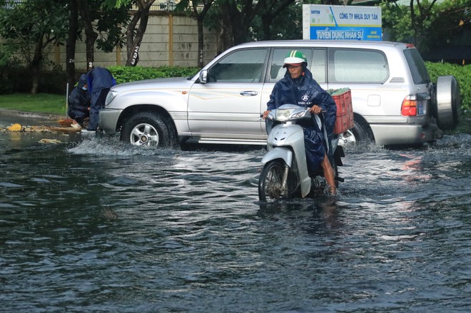 TP.HCM mưa trắng trời: Đường ngập lênh láng, có nơi nước đen ngòm bốc mùi- Ảnh 11.