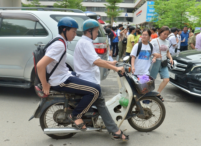 Cụ ông 80 tuổi đưa con đi thi lớp 10: 'Tôi vui vì còn sức chăm con'- Ảnh 6.