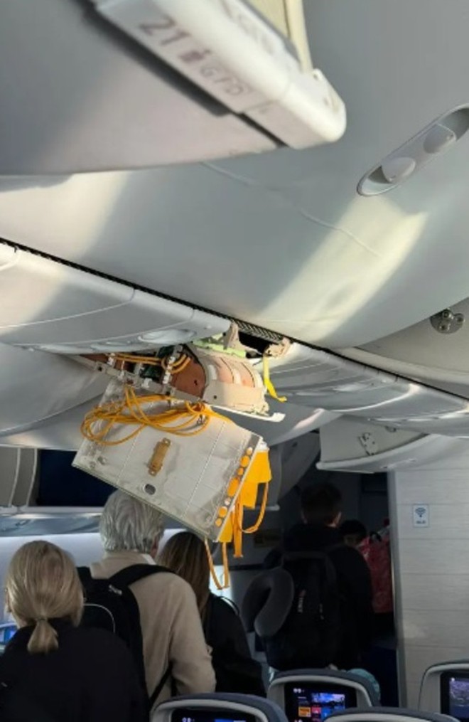 Nhiều hành khách bay lên trần máy bay, kẹt trong ngăn để đồ vì nhiễu loạn- Ảnh 4.