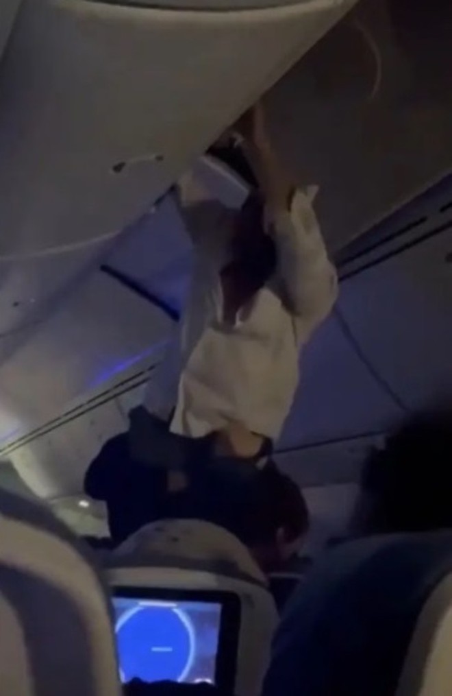 Nhiều hành khách bay lên trần máy bay, kẹt trong ngăn để đồ vì nhiễu loạn- Ảnh 1.