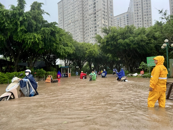 Hà Nội mưa cả ngày, nhiều tuyến phố ngập sâu- Ảnh 9.