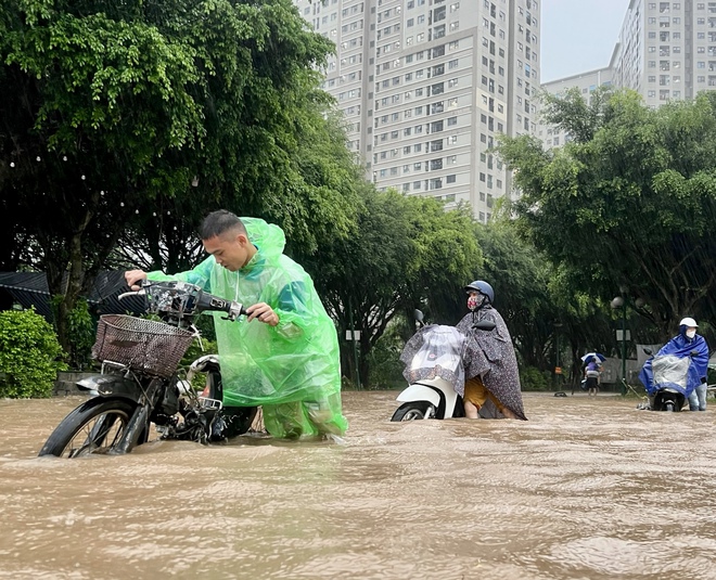 Hà Nội mưa cả ngày, nhiều tuyến phố ngập sâu- Ảnh 10.