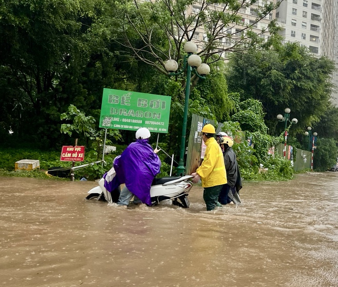 Hà Nội mưa cả ngày, nhiều tuyến phố ngập sâu- Ảnh 11.