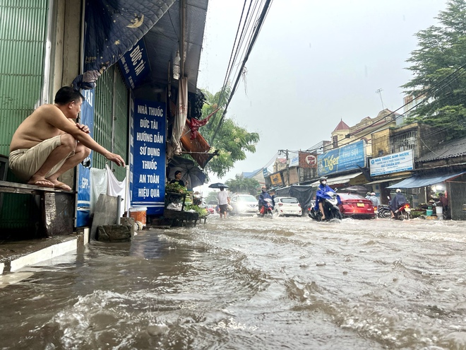 Hà Nội mưa cả ngày, nhiều tuyến phố ngập sâu- Ảnh 5.