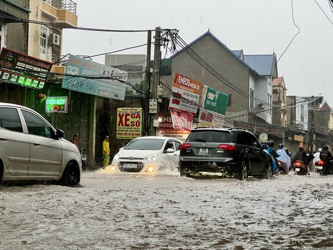 Hà Nội mưa cả ngày, nhiều tuyến phố ngập sâu- Ảnh 6.