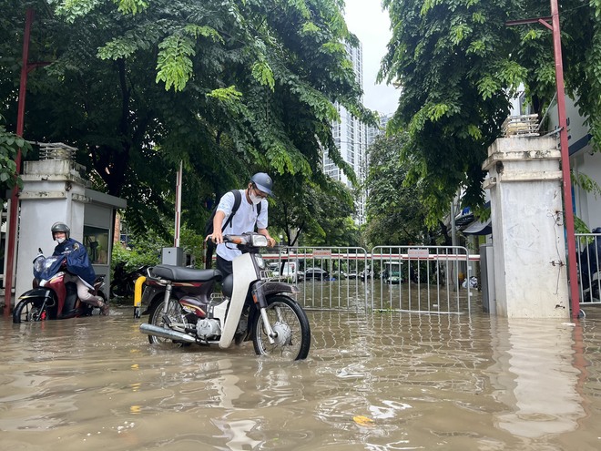 Hà Nội ngập nửa ngày không rút, người dân 'bơi' trong biển nước- Ảnh 19.