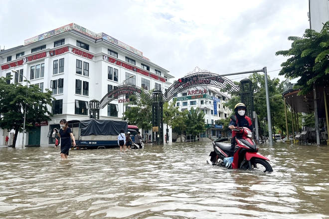 Hà Nội ngập nửa ngày không rút, người dân 'bơi' trong biển nước- Ảnh 16.