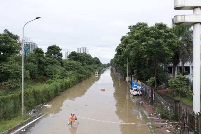 Hà Nội ngập nửa ngày không rút, người dân 'bơi' trong biển nước- Ảnh 11.