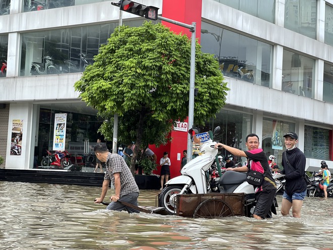 Hà Nội ngập nửa ngày không rút, người dân 'bơi' trong biển nước- Ảnh 14.