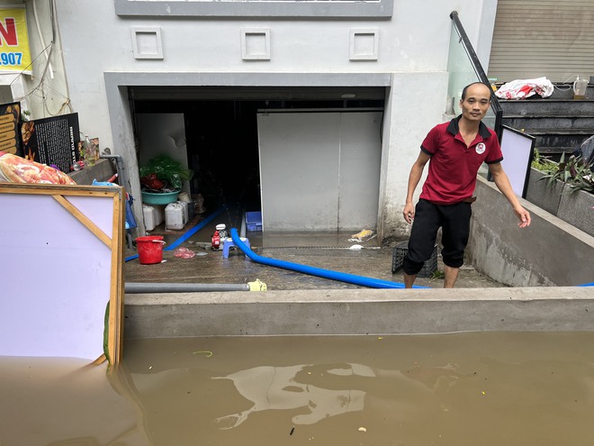 Hà Nội ngập nửa ngày không rút, người dân 'bơi' trong biển nước- Ảnh 20.