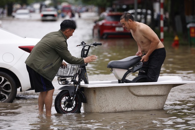 Hà Nội ngập nửa ngày không rút, người dân 'bơi' trong biển nước- Ảnh 15.