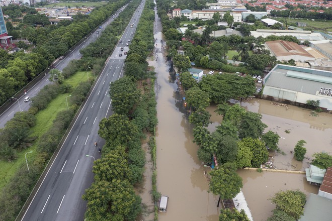 Hà Nội ngập nửa ngày không rút, người dân 'bơi' trong biển nước- Ảnh 10.