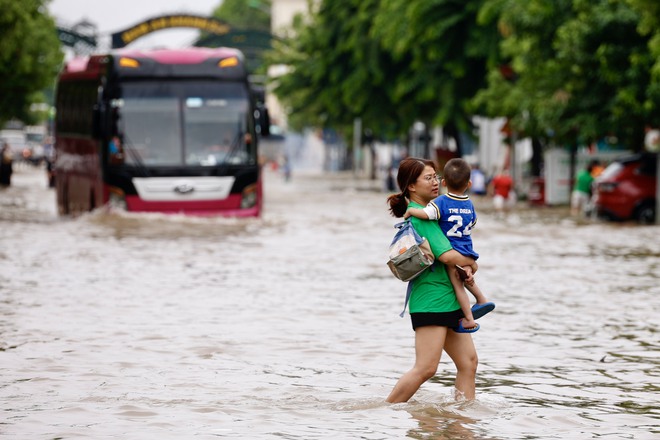 Hà Nội ngập nửa ngày không rút, người dân 'bơi' trong biển nước- Ảnh 17.