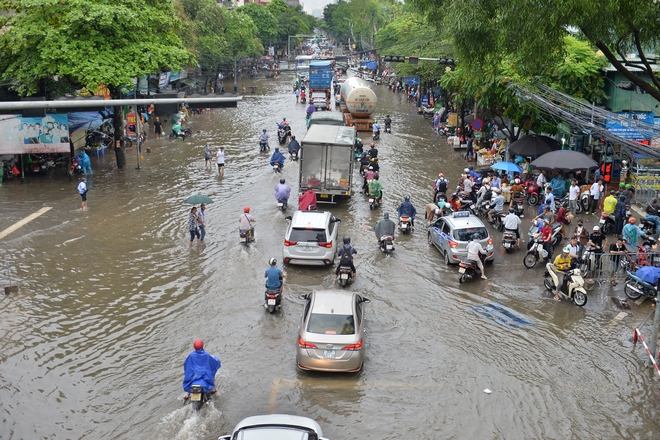 Hà Nội ngập nửa ngày không rút, người dân 'bơi' trong biển nước- Ảnh 3.