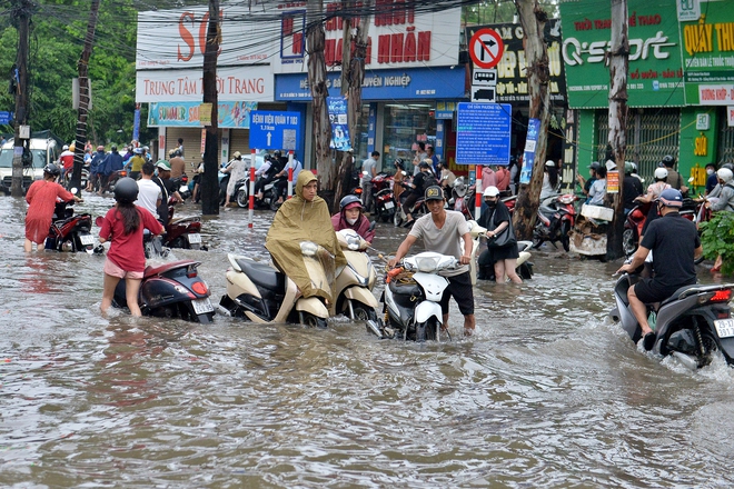 Hà Nội ngập nửa ngày không rút, người dân 'bơi' trong biển nước- Ảnh 5.